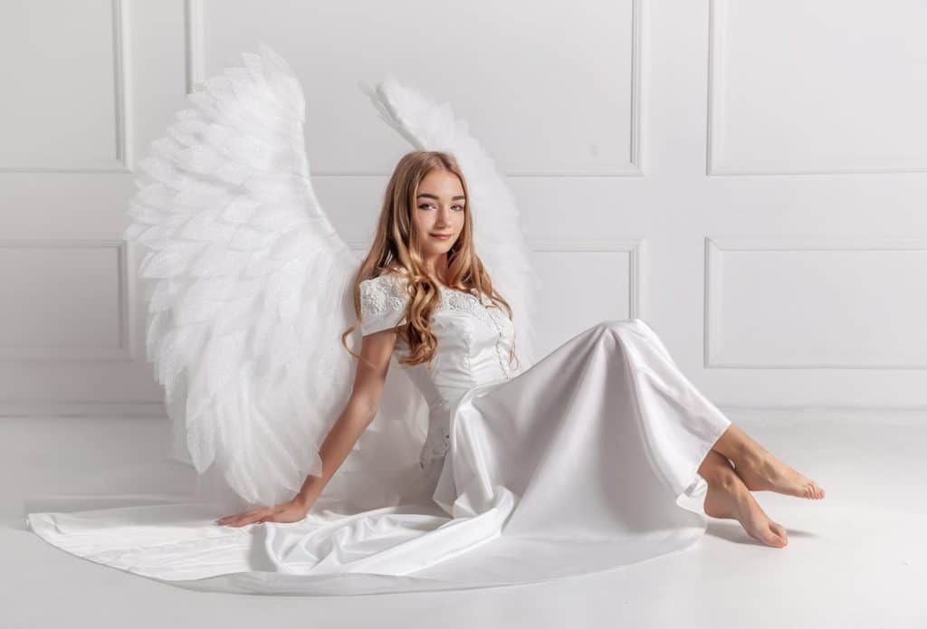 Ангел в белом платье. Девушка ангел в белом платье. Девушка с крыльями в платье. Ангел в белом платье с крыльями. Белое платье с крыльями.