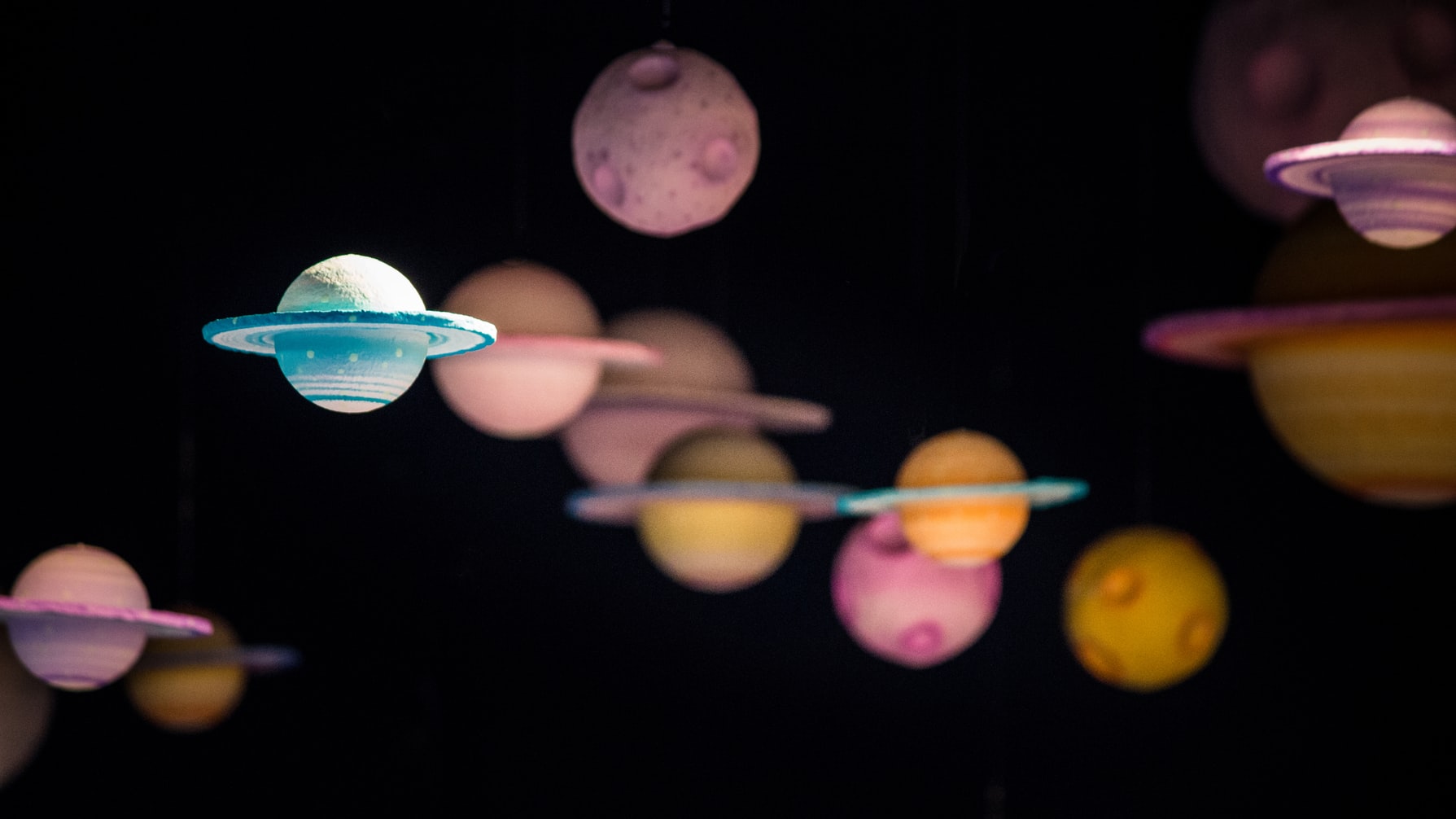 Finde heraus, welcher Planet dein Sternzeichen regiert und wie es dein Leben beeinflusst