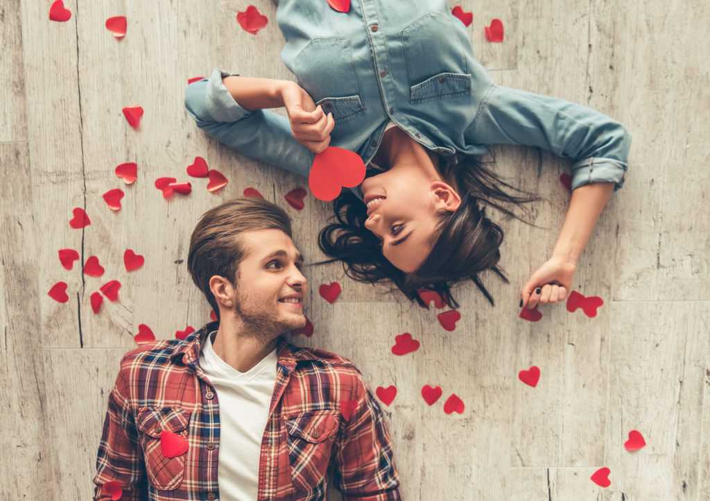 Wie ein Narzisst sein Opfer durch Love Bombing in Unterwerfung bringt