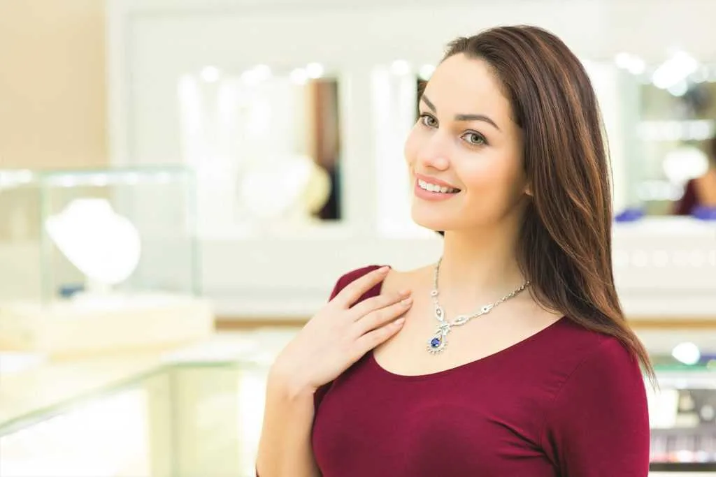 Warum schlichte Frauen glücklicher in der Liebe sind