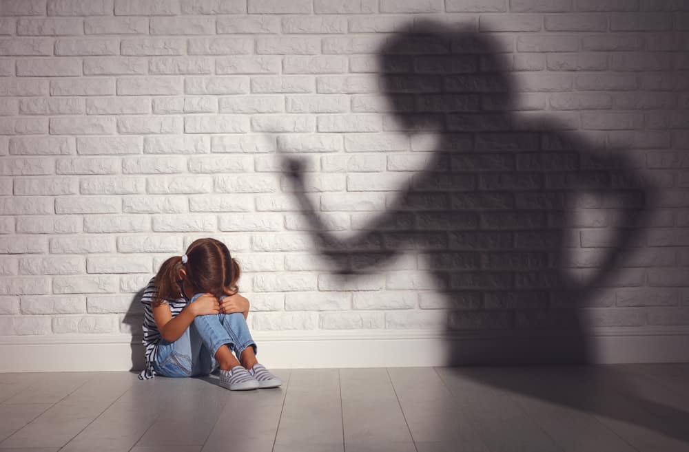 12 Dinge, die toxische Eltern tun, die das Leben ihrer Kinder ruinieren