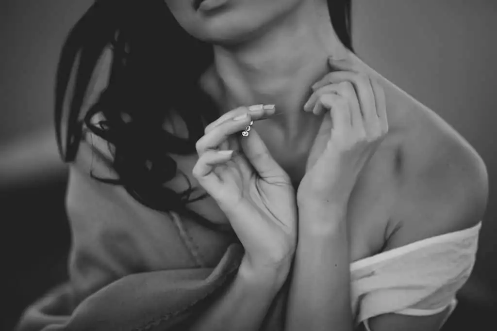 Das Geheimnis, warum Männer so gerne am Hals von Frauen riechen – aufgedeckt!