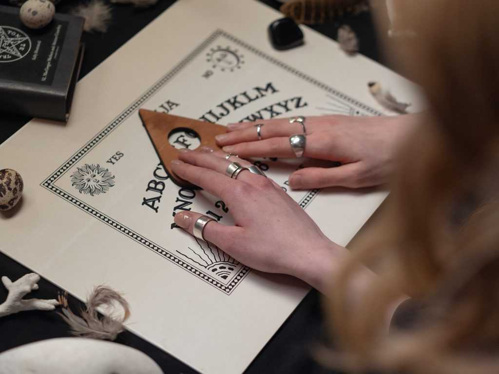 Kontakt mit Geistern: Ist das Ouija-Brett sicher?