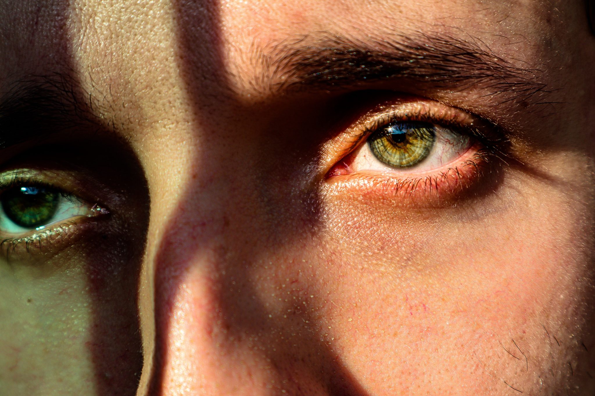 gr-ne-augen-verstecken-eine-alte-seele