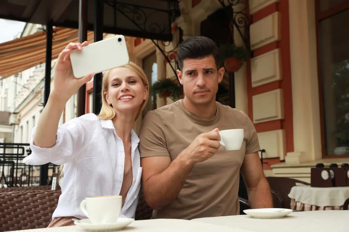 8 Alarmsignale: So merkst du, dass ein Mann in seiner Ehe unglücklich ist (ohne es zuzugeben)