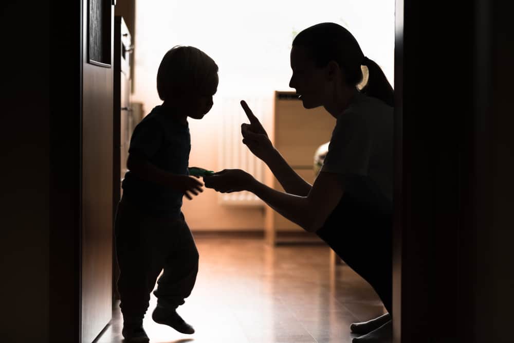10 Handlungen, die Sie vermeiden müssen, um kein toxischer Elternteil zu werden