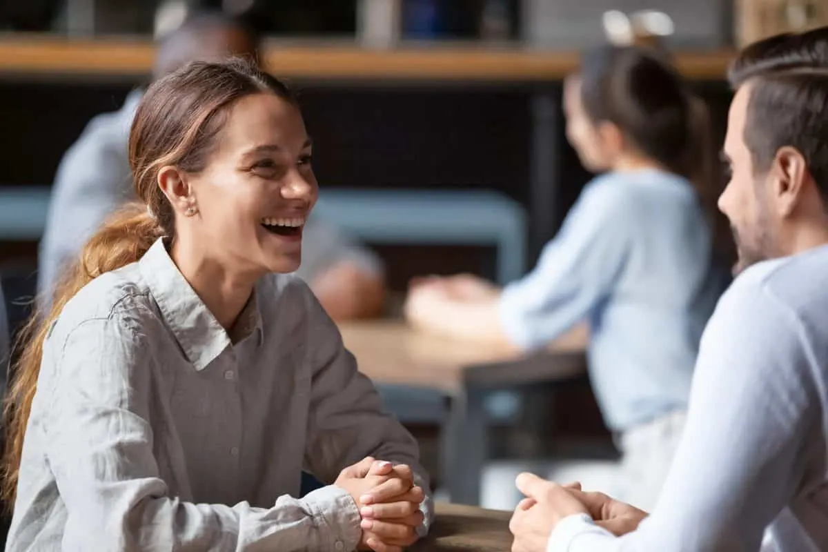 5 Strategien, mit denen charismatische Menschen in 2 Minuten bezaubern