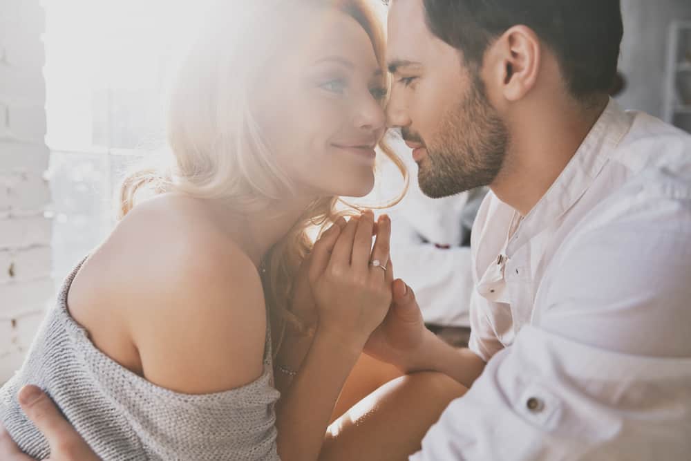 Wie Sie erkennen, ob ein Mann sich in Sie verliebt ( nach der Körpersprache)