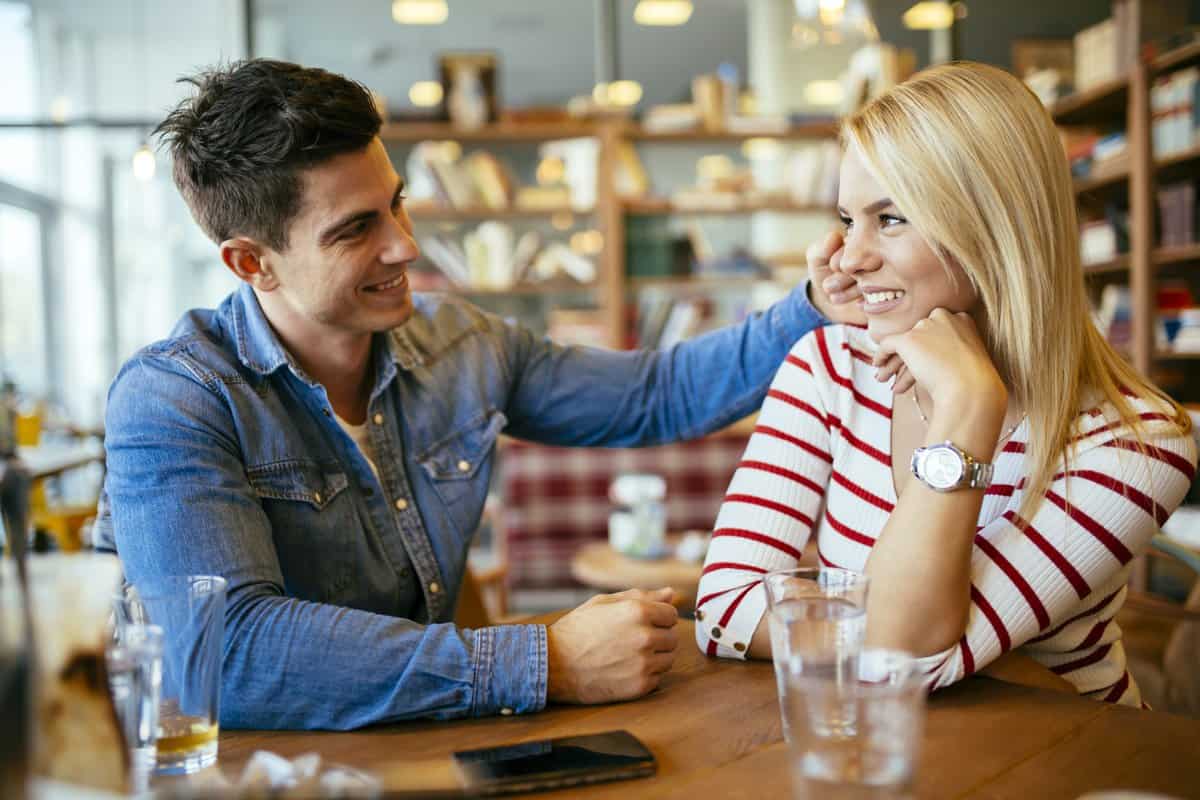 Wie flirten Männer, die es ernst meinen? 15 Arten des Flirts
