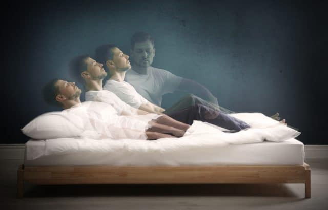Menschen können während der Schlafparalyse halluzinieren