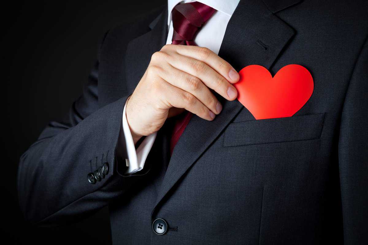 Verliebte Männer verdrängen ihre Gefühle: 10 Anzeichen, die sie verraten