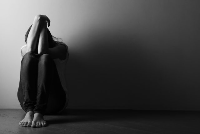 Menschen mit verborgener Depression handeln unbewusst auf diese 6 Arten