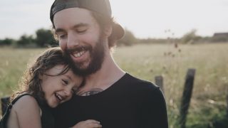 Vaterlose Töchter: Wie sich das Aufwachsen ohne Vater auf Frauen auswirkt