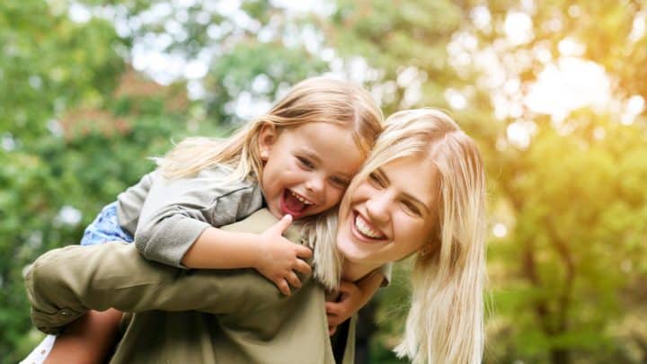 9 Dinge, die du deiner Tochter über Weiblichkeit beibringen solltest