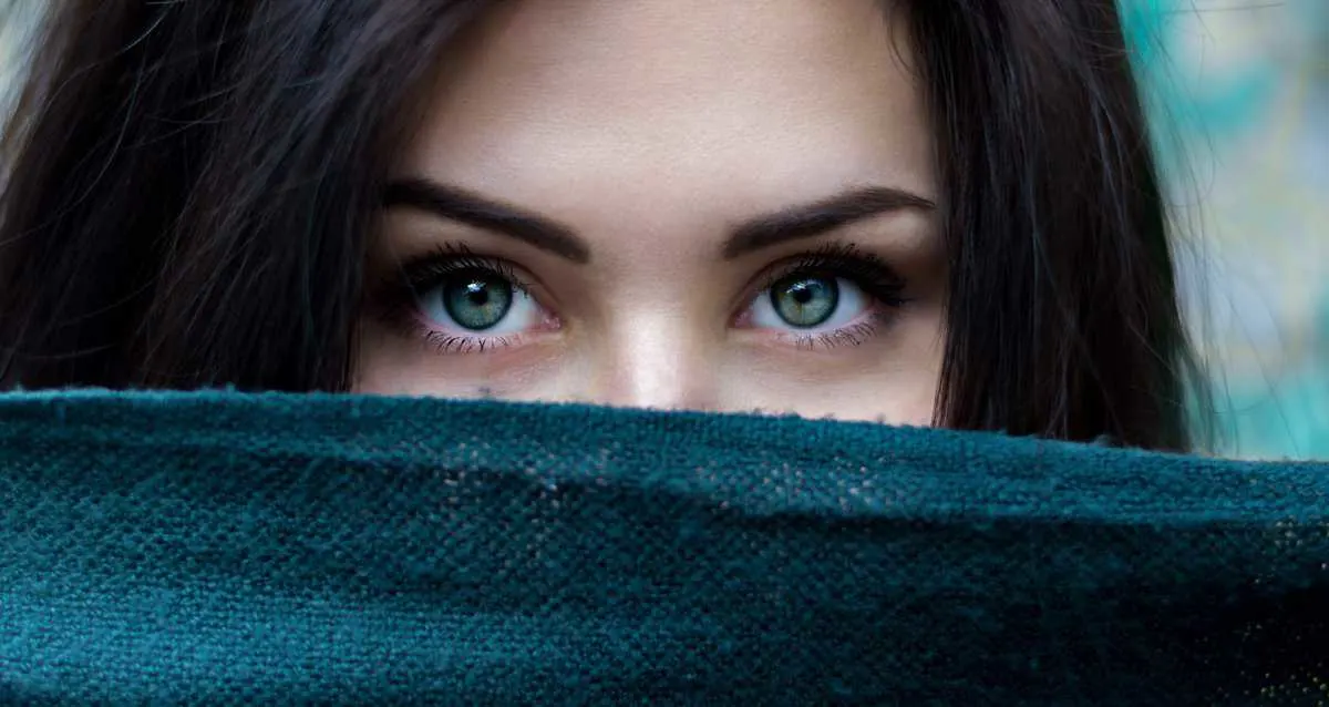 Grüne Augen verstecken eine alte Seele