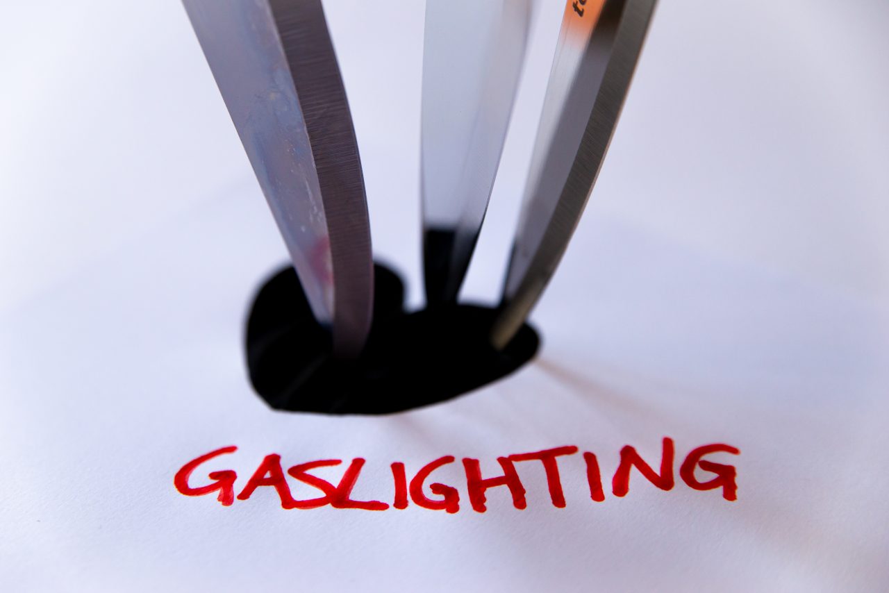25 Gaslighting Phrasen in Beziehushutterstockngen, die Liebe töten