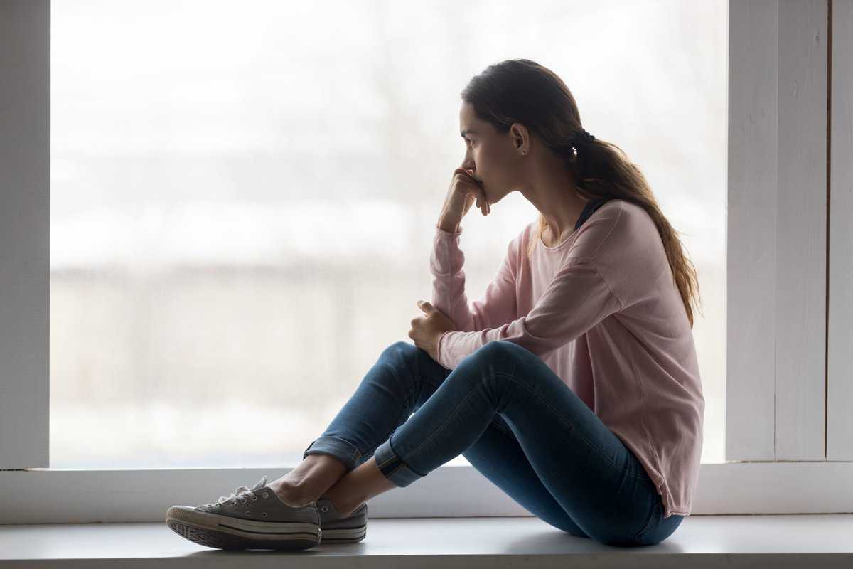 7 Verhaltensweisen, die zeigen, dass jemand stillschweigend deprimiert ist