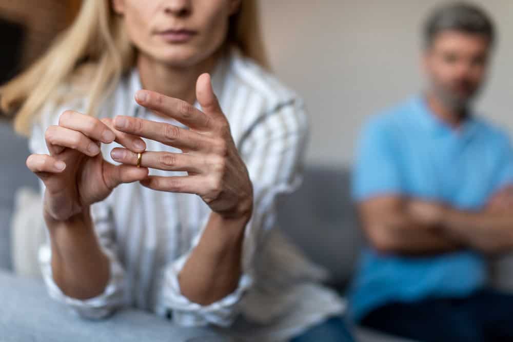 Lust auf mehr Lesen? Wenn dir dieser Text gefallen hat, möchtest du vielleicht auch folgende Artikel lesen. Astro-Themen, die dich interessieren könnten: Wie kannst du deinen Seelenverwandten anhand seines Sternzeichens anziehen? 10 unwiderstehliche Qualitäten, die einen Fische-Mann an einer Frau anziehen Wie jedes Sternzeichen in Beziehungen mit Eifersucht umgeht Themen aus Psychologie, die für dich interessant sein könnten: 10 Fragen, die du dir stellen solltest, bevor du mit deinem Partner Schluss machst Wenn du diese 14 Tipps befolgst, wirst du ein starkes Selbstwertgefühl haben 30 Dinge, die Menschen am häufigsten bereuen, wenn sie älter sind