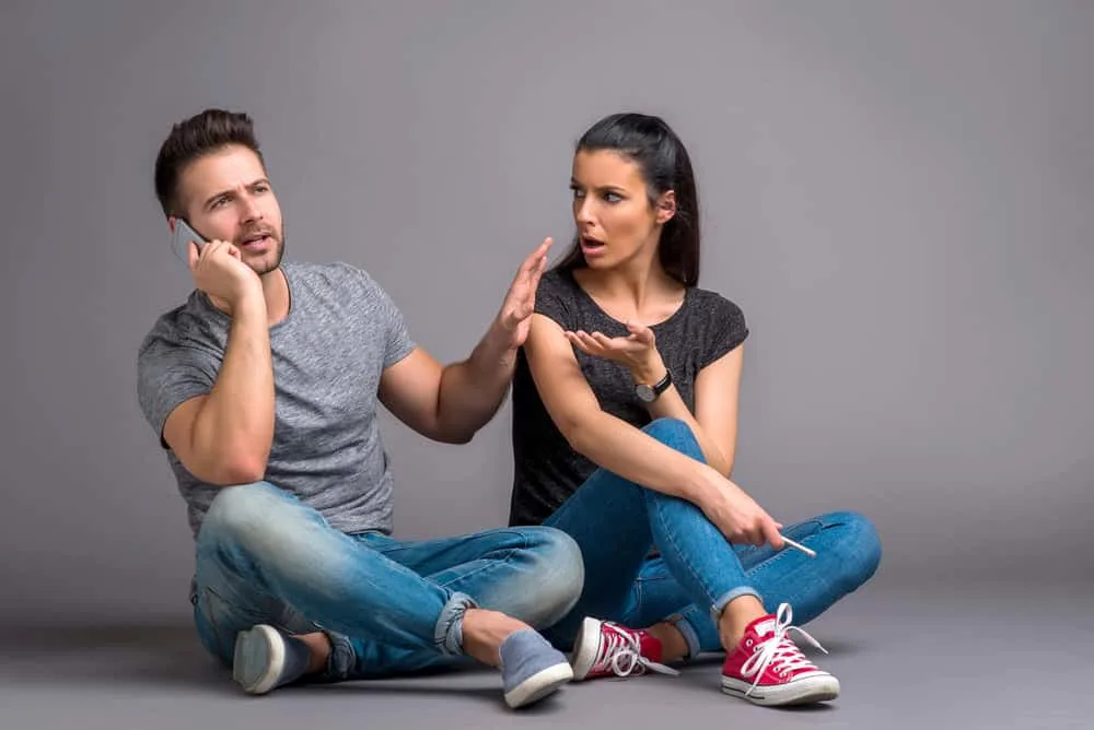 7 Anzeichen dafür, dass er sich wie ein Idiot verhält, um tiefe Gefühle zu verbergen