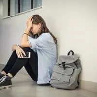 Wie kann man einem Teenager helfen, der nur wenige Freunde hat und unter Einsamkeit leidet?