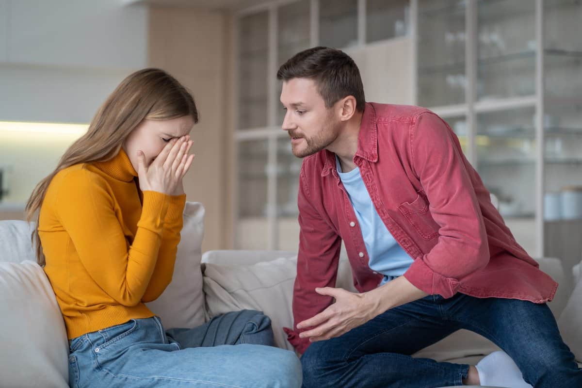 Wenn ein Mann diese 8 Sätze während eines Streits erwähnt, sieht er dich als das Problem an