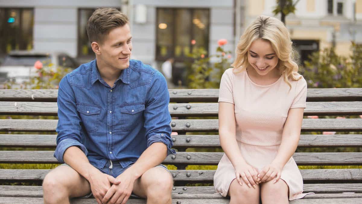 11 Anzeichen, dass ein schüchterner Mann auf dich steht, aber Angst vor Ablehnung hat