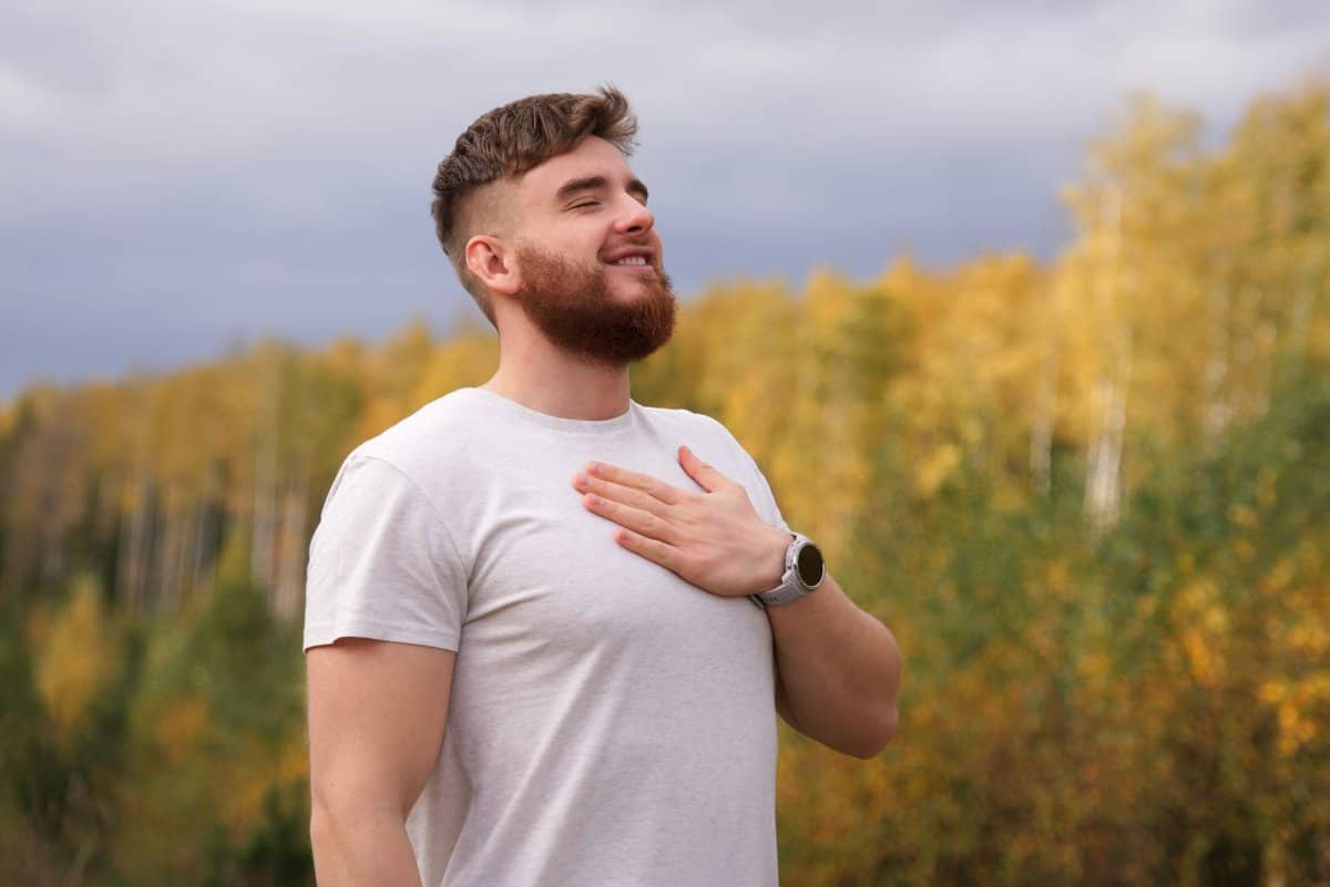 Wenn ein Mann stolz darauf ist, dich in seinem Leben zu haben, zeigt er normalerweise die folgenden 8 Verhaltensweisen
