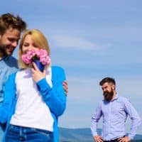 5 Subtile Anzeichen dafür, dass dein Ex vorgibt, glücklich zu sein (aber insgeheim miserabel ohne dich ist)