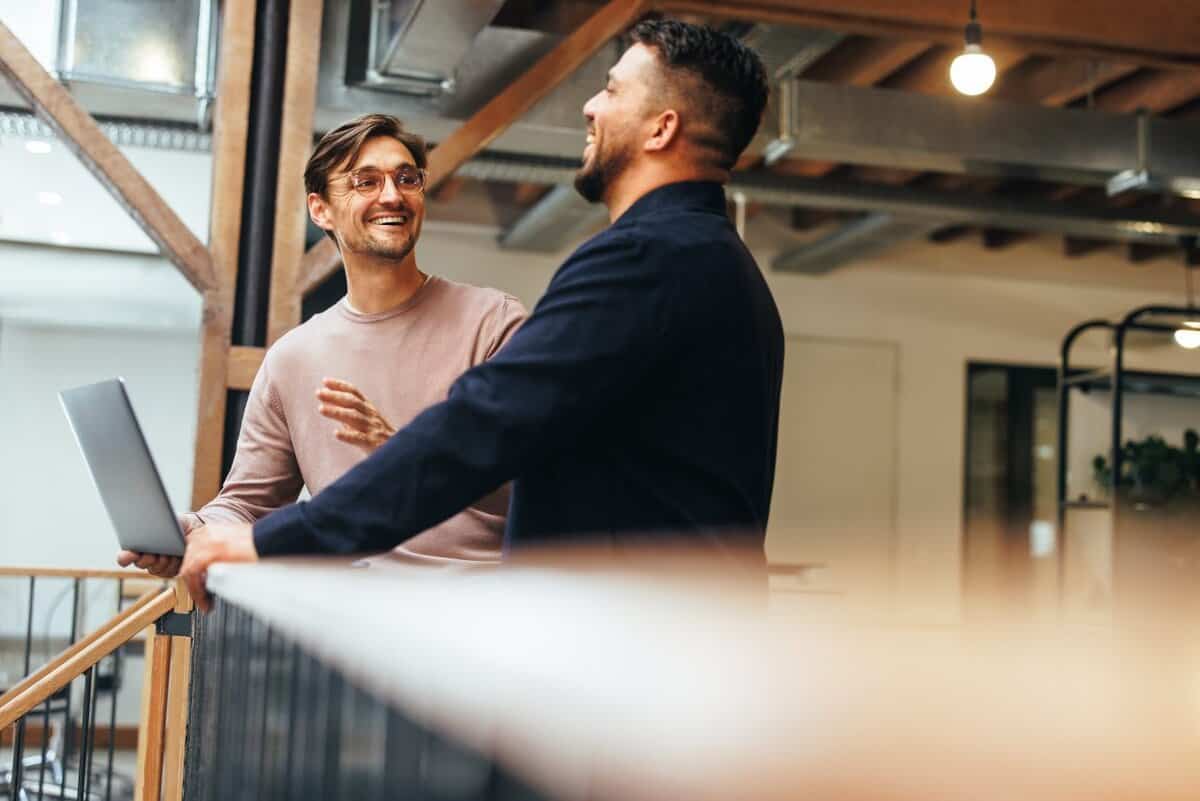25 Dinge, die Männer dauernd sagen (und was sie wirklich bedeuten)