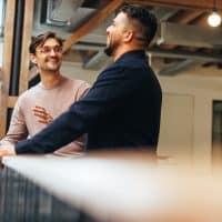 25 Dinge, die Männer dauernd sagen (und was sie wirklich bedeuten)