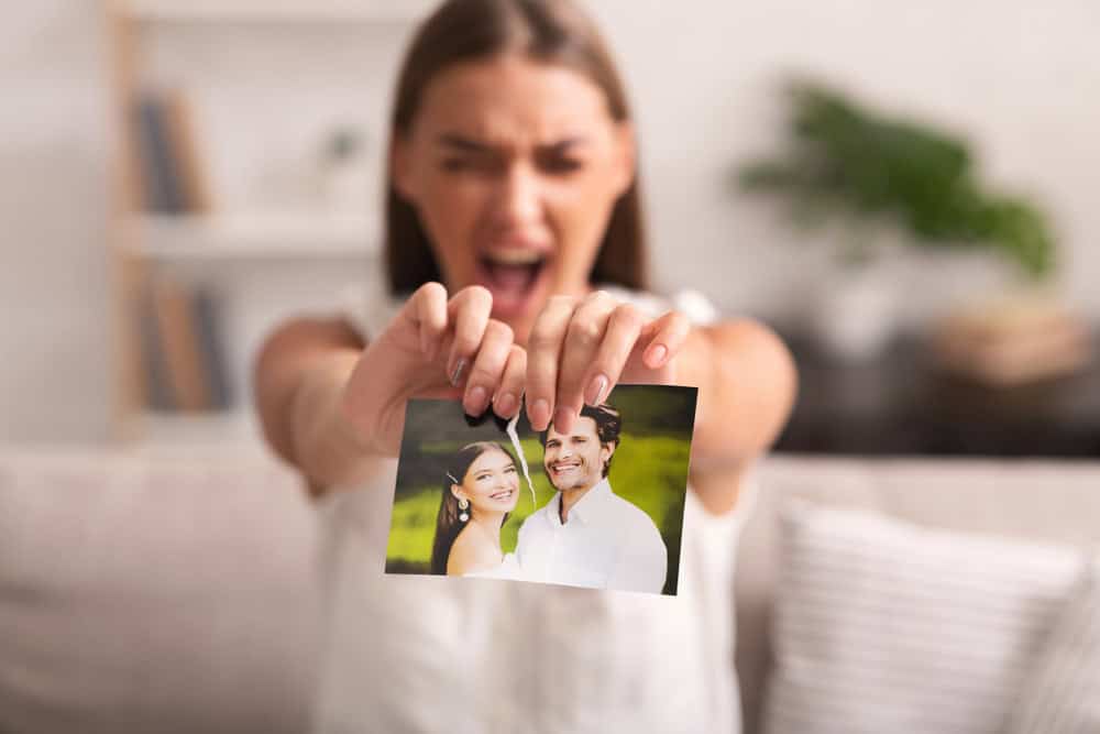 10 Anzeichen dafür, dass er seine Ex immer noch liebt und dich nur benutzt, um über sie hinwegzukommen