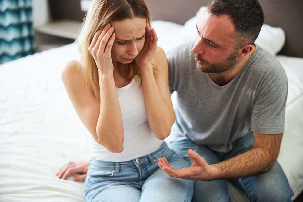6 leise Hinweise darauf, dass ein Mann nur so tut, als würde er dich lieben