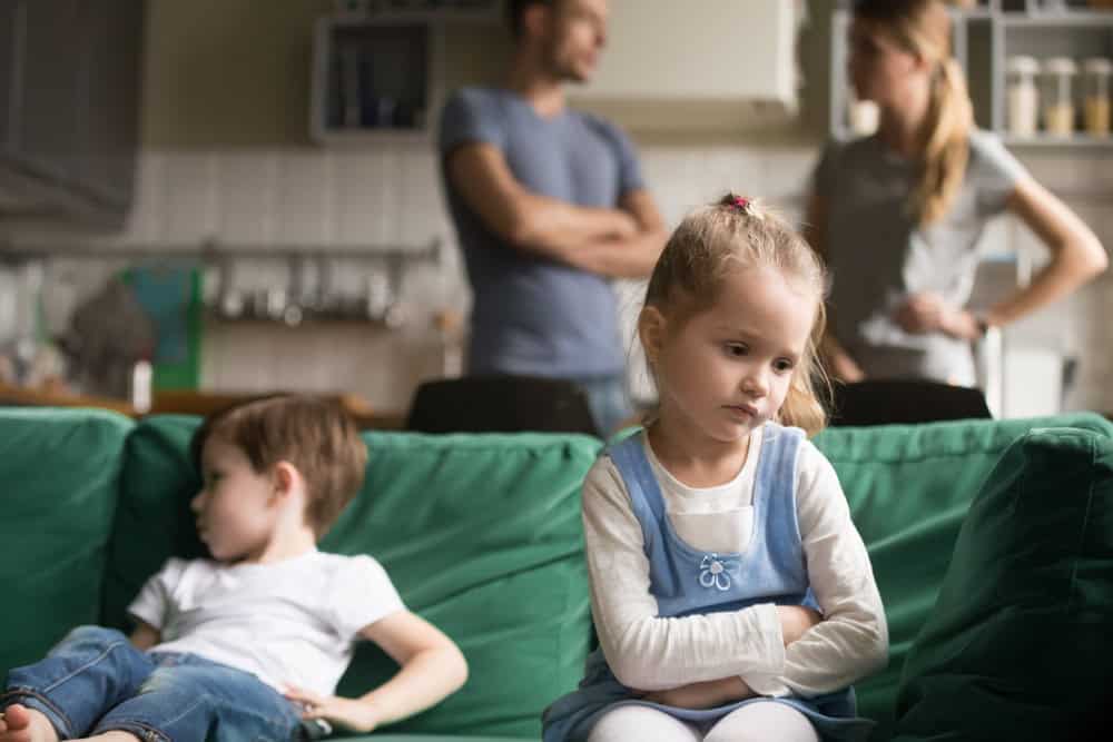 10 Anzeichen dafür, dass du ein emotionales Waisenkind bist - jemand mit lebenden Eltern, aber ohne echte elterliche Beziehung