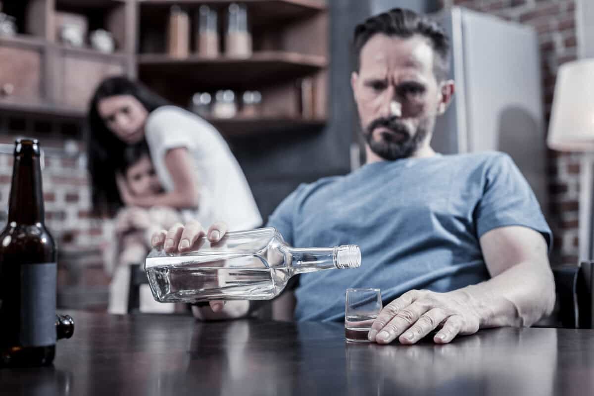 7 unsichtbare Wunden, die Alkohol in Familien hinterlässt