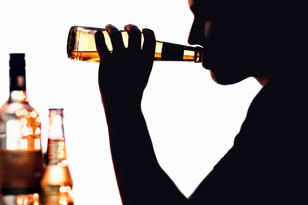 Die verborgenen Gr&uuml;nde, warum Narzissten zum Alkohol greifen