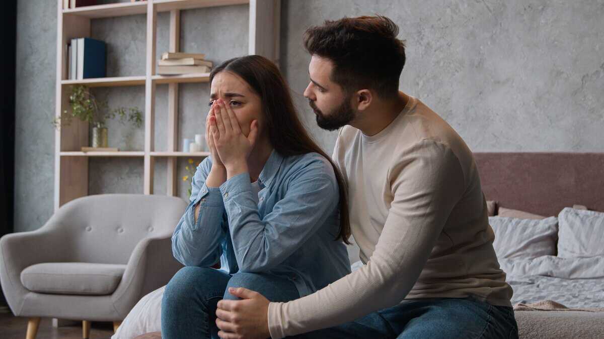 So behandelt ein narzisstischer Mann seine Ehefrau