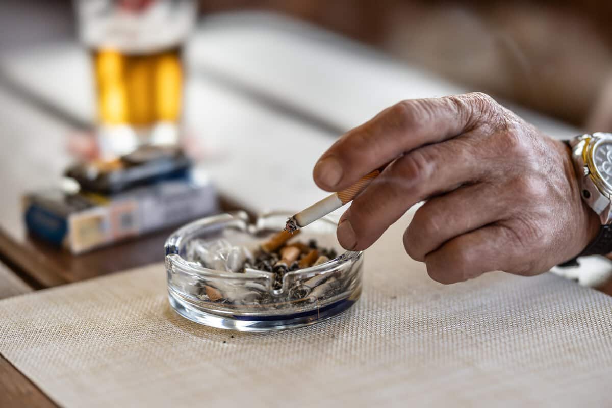 Alkohol oder Rauchen &ndash; welcher Konsum belastet den K&ouml;rper st&auml;rker?